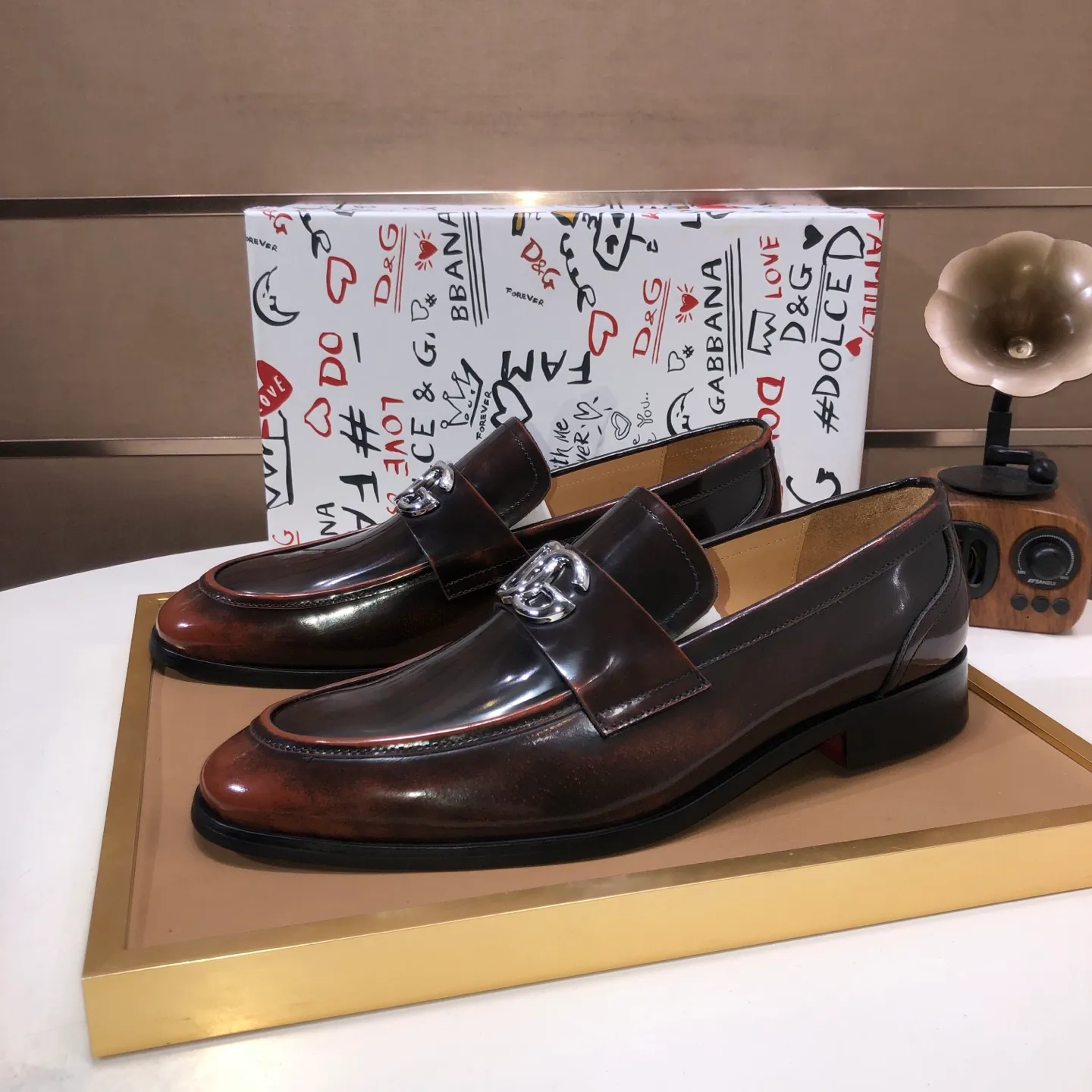Ex-factory price 500💰DG top quality🔍🔍men's new leather shoes🚹Sold simultaneously at counters⚠Shoe uppers are imported cowhide from Italy, fully imported cowhide lining, imported accessories💪💪, completely 1⃣️ to 1⃣️replica🇮🇹 💪💪, ⚠Sole: The original sole is specially provided by the original factory, the exclusive movable molded sole is super comfortable, ⚠The original factory follows the order, 🔍🔍high quality, you can enter and exit the counter at will, welcome to compare ⚠Number of sizes: 38-44 (45 customized)
